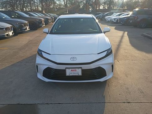 Used 2025 Toyota Camry LE image 5