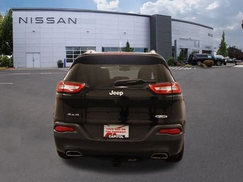 Used 2017 Jeep Cherokee Latitude w/ Comfort/Convenience Group AWD/4WD image 3