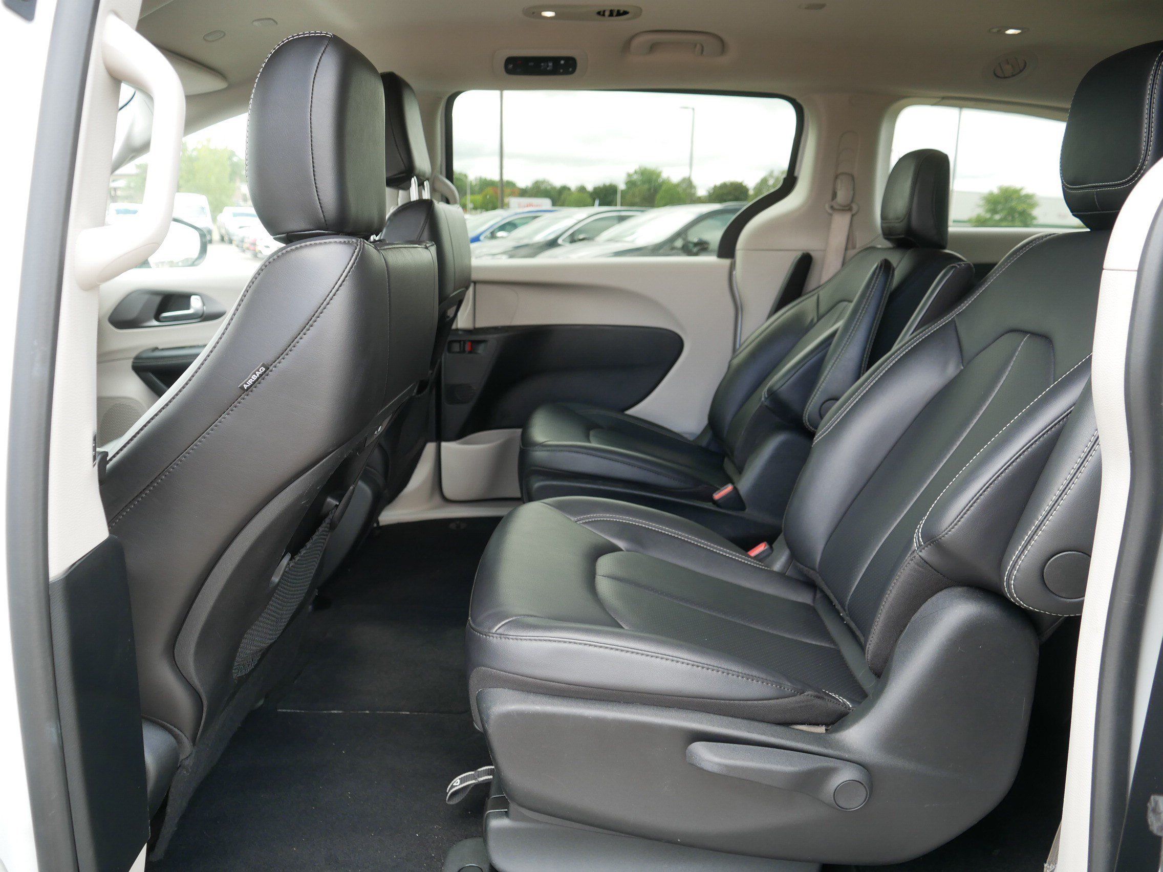 Used 2024 Chrysler Pacifica Limited FWD image 34