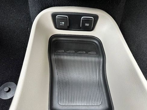 Used 2021 Chrysler Voyager Lxi image 31