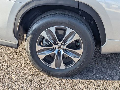Used 2023 Toyota Highlander XLE image 9