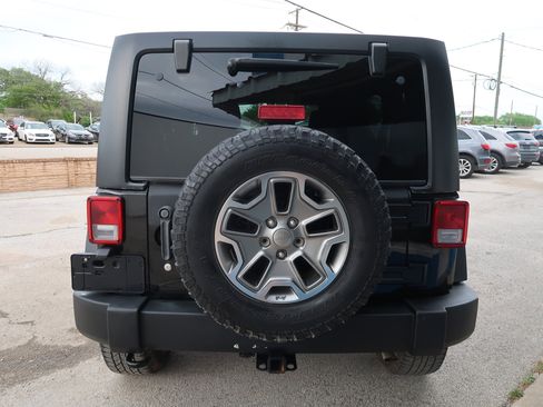 Used 2015 Jeep Wrangler Unlimited Rubicon w/ Max Tow Package image 10