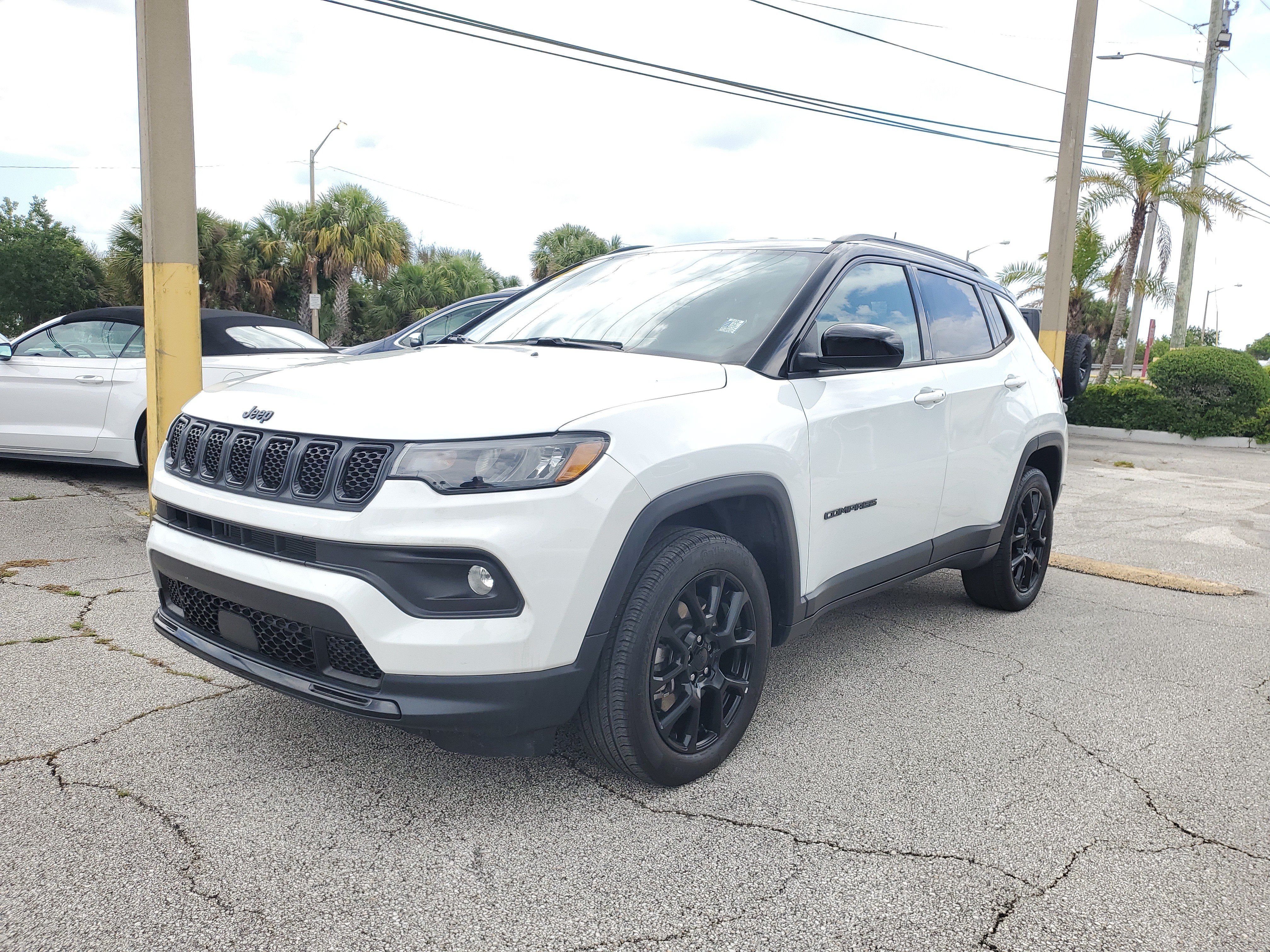 Used 2023 Jeep Compass Latitude AWD/4WD image 2