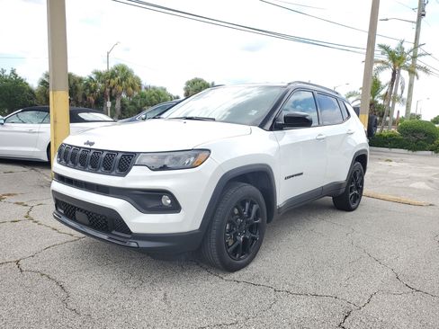 Used 2023 Jeep Compass Latitude AWD/4WD image 2