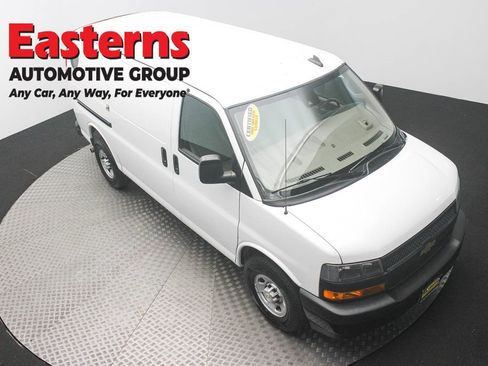 Used 2021 Chevrolet Express 3500 w/ Driver Convenience Package RWD image 3