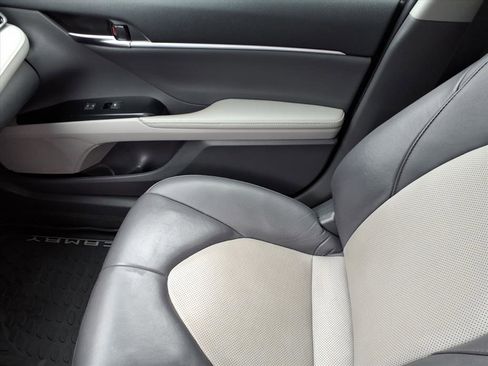 Used 2020 Toyota Camry XLE w/ Navigation Package image 29