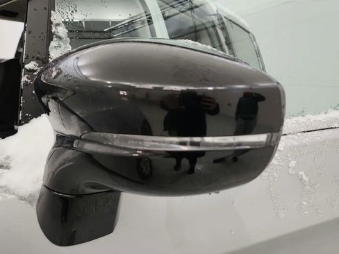 Used 2024 Chrysler Pacifica Touring-L image 44