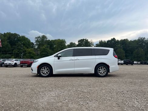 Used 2023 Chrysler Pacifica Touring-L FWD image 13