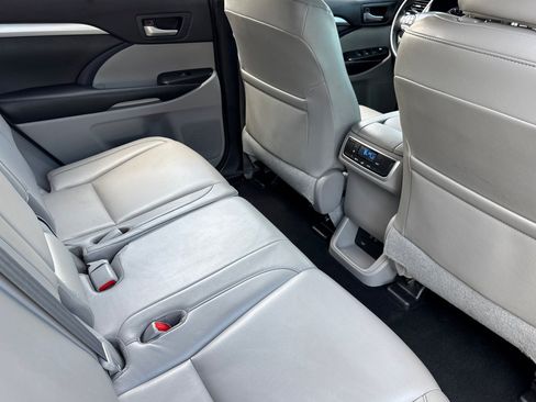 Used 2018 Toyota Highlander XLE FWD image 32