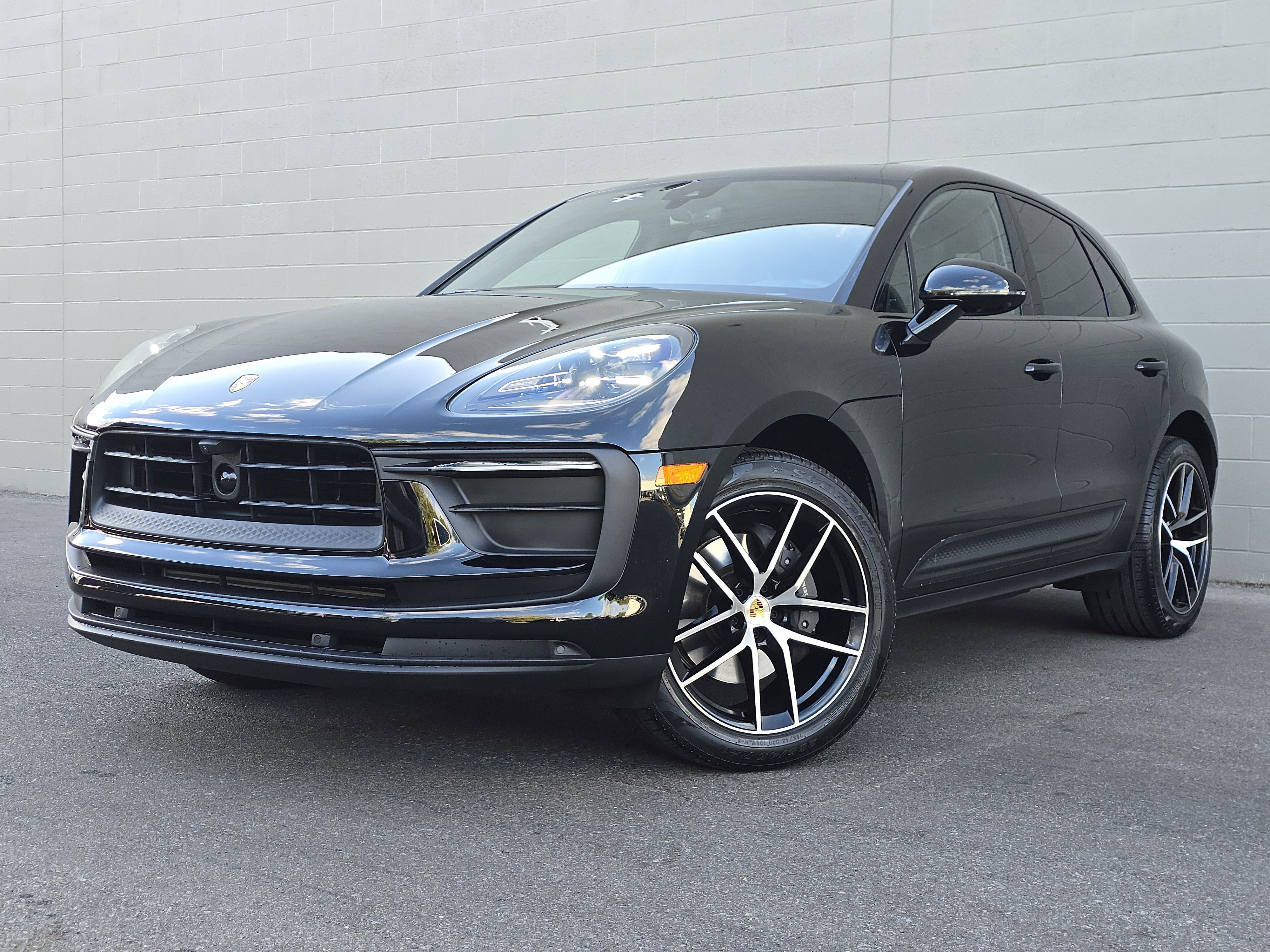 Certified 2025 Porsche Macan AWD/4WD image 1
