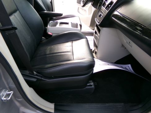 Used 2016 Chrysler Town & Country Touring image 22