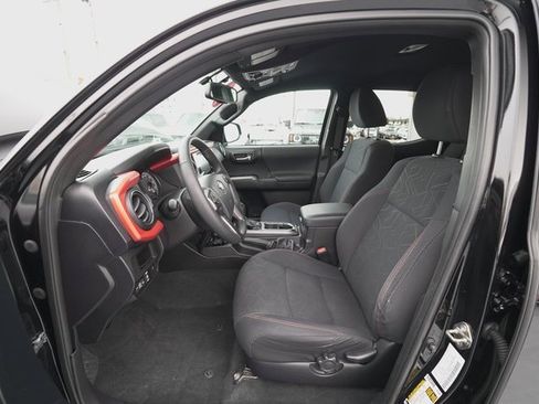 Certified 2016 Toyota Tacoma TRD Off-Road image 11