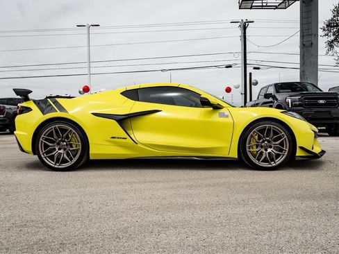 Used 2023 Chevrolet Corvette Z06 w/ Z07 Performance Package RWD image 5