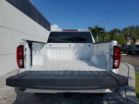 Used 2025 GMC Sierra 1500 Elevation image 9