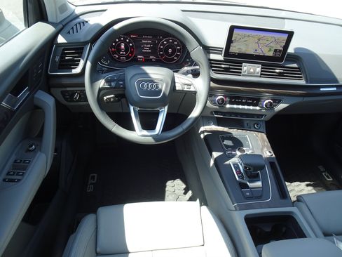 Used 2020 Audi Q5 Prestige w/ Prestige Package AWD/4WD image 9