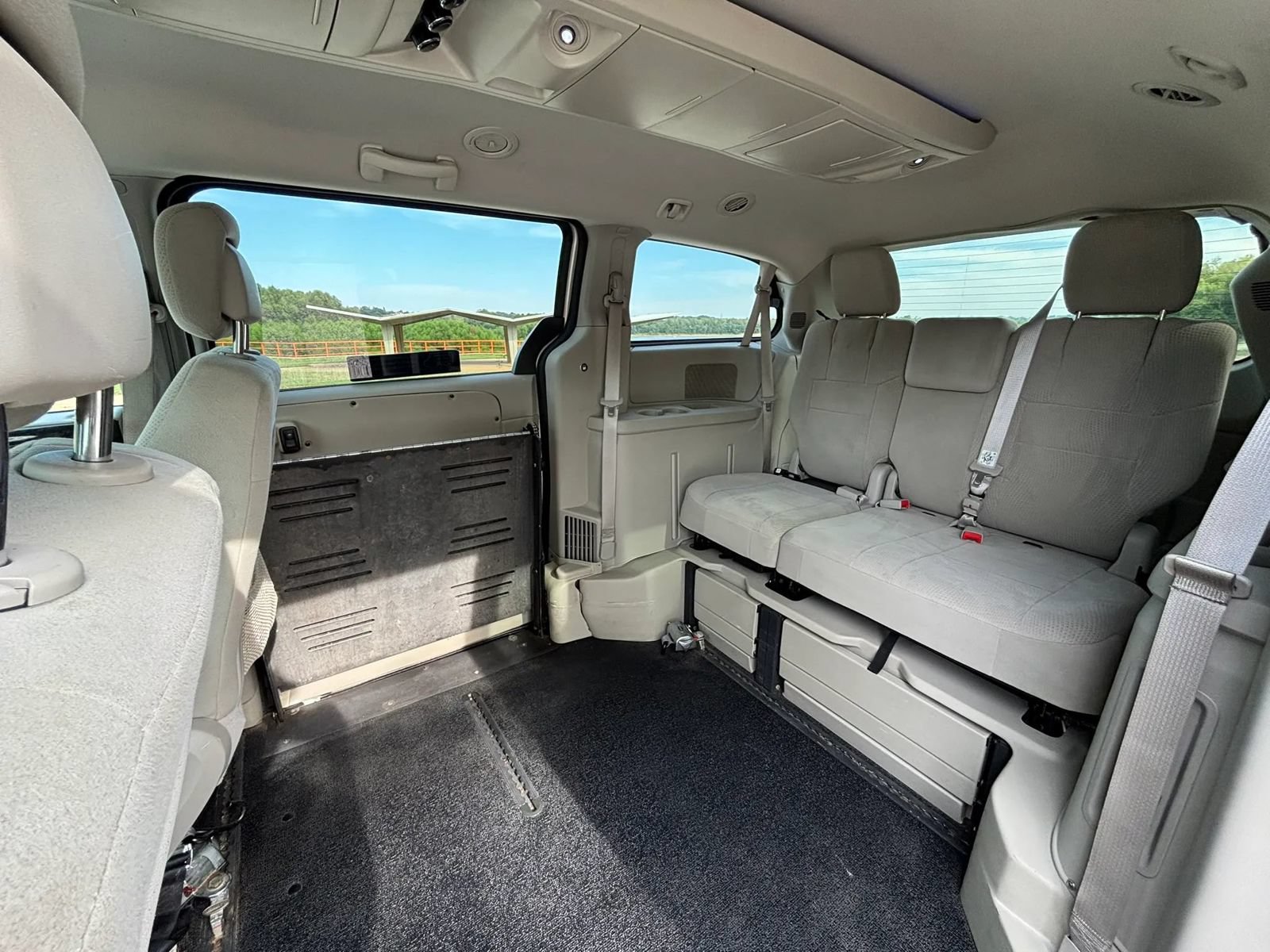 Used 2013 Dodge Grand Caravan Crew FWD image 20