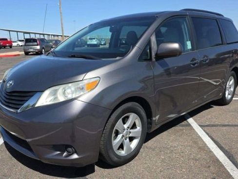 Used 2014 Toyota Sienna LE FWD image 1