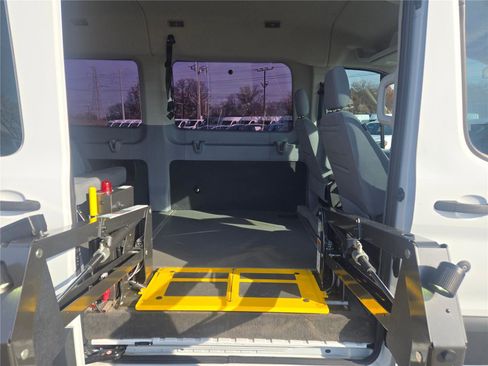 Used 2018 Ford Transit 350 XLT image 9