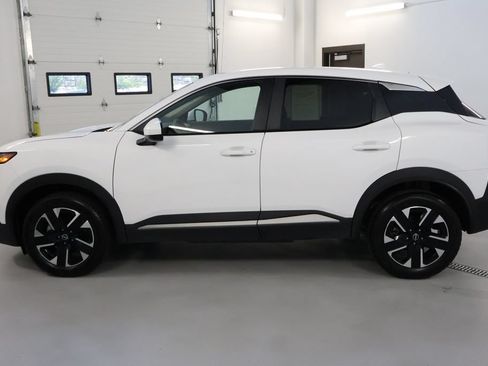 Used 2025 Nissan Kicks SV AWD/4WD image 4
