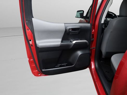 Used 2018 Toyota Tacoma SR5 RWD image 16