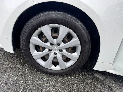 Used 2022 Toyota Corolla LE FWD image 32