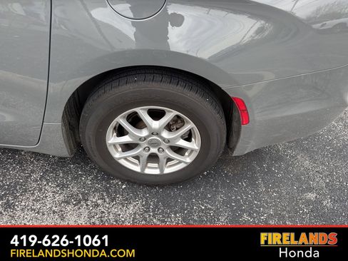 Used 2023 Chrysler Pacifica Touring-L image 13