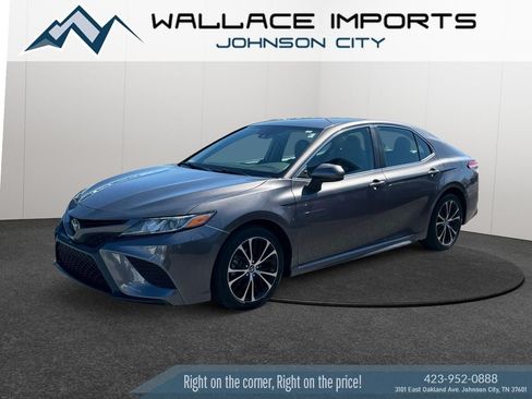Used 2020 Toyota Camry SE FWD image 2