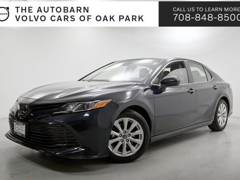 Used 2018 Toyota Camry LE image 1