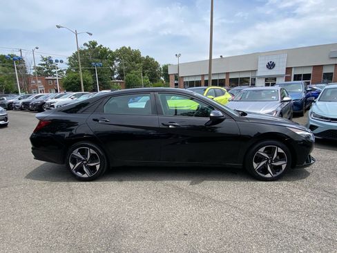 Used 2023 Hyundai Elantra SEL w/ Convenience Package FWD image 2