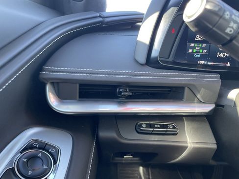 Used 2022 Chevrolet Corvette Stingray w/ Z51 Performance Package image 14