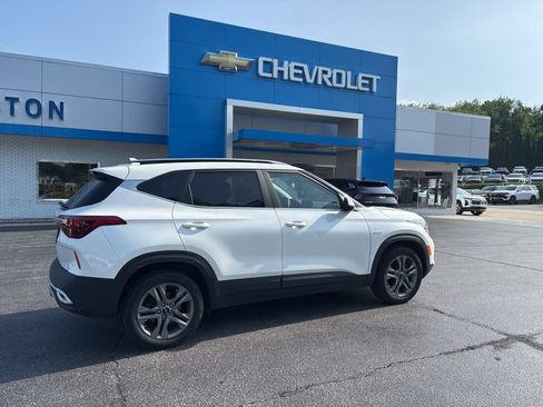 Used 2023 Kia Seltos S w/ Navigation Package AWD/4WD image 2