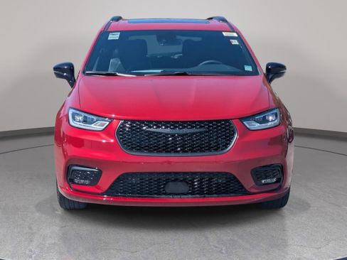 New 2026 Chrysler Pacifica Limited FWD image 2