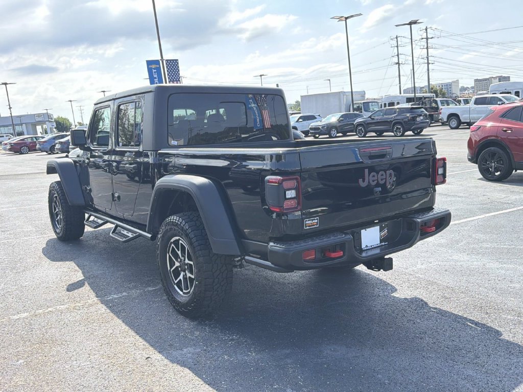 Used 2024 Jeep Gladiator Rubicon w/ Technology Group AWD/4WD image 5