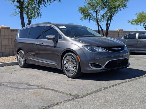 Used 2018 Chrysler Pacifica Limited w/ Advanced Safetytec Group image 3