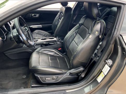 Used 2017 Ford Mustang Coupe RWD image 7