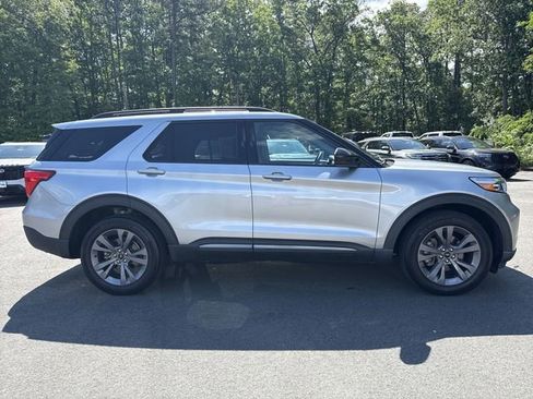 Certified 2022 Ford Explorer XLT w/ Equipment Group 202A AWD/4WD image 9