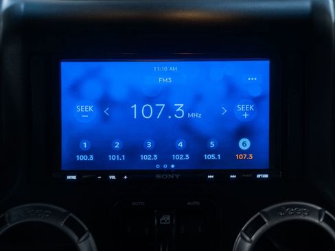 Used 2018 Jeep Wrangler Unlimited Sahara w/ Connectivity Group image 27