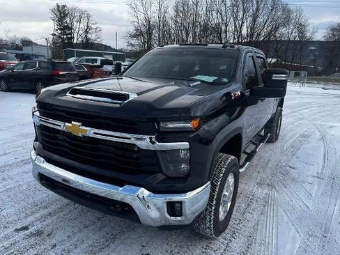 Used 2024 Chevrolet Silverado 2500 LT AWD/4WD image 2