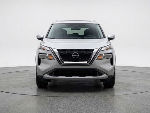 Used 2025 Nissan Rogue SV image 2