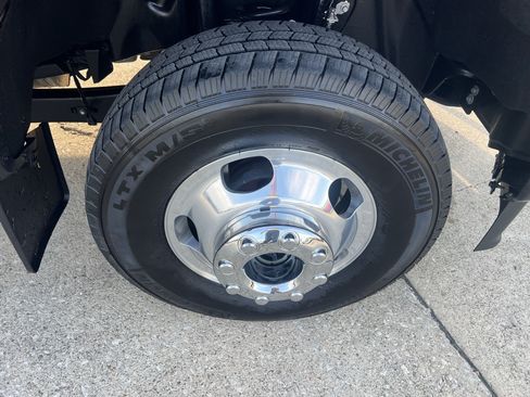 Used 2025 Ford F350 Platinum AWD/4WD image 2