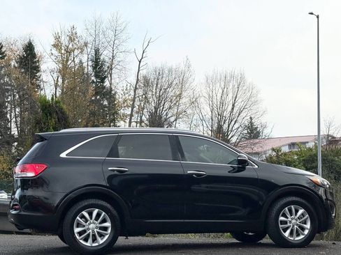 Used 2017 Kia Sorento LX w/ LX Convenience Package image 3