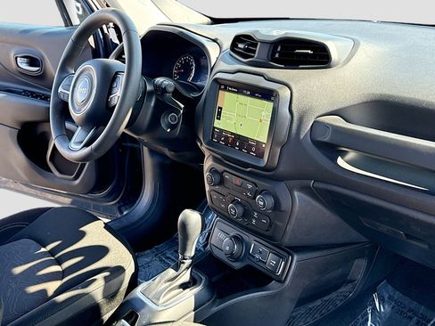 Used 2023 Jeep Renegade Latitude AWD/4WD image 5