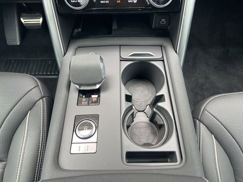 New 2024 Land Rover Discovery Dynamic SE image 21