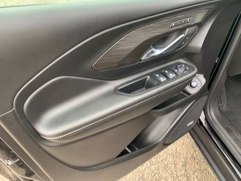 Used 2024 GMC Terrain SLT w/ Infotainment Package II image 16