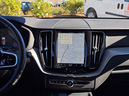 Used 2025 Volvo XC60 B5 Plus image 19