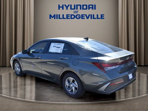 New 2026 Hyundai Elantra SE FWD image 2