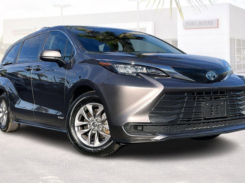 Used 2021 Toyota Sienna LE image 1