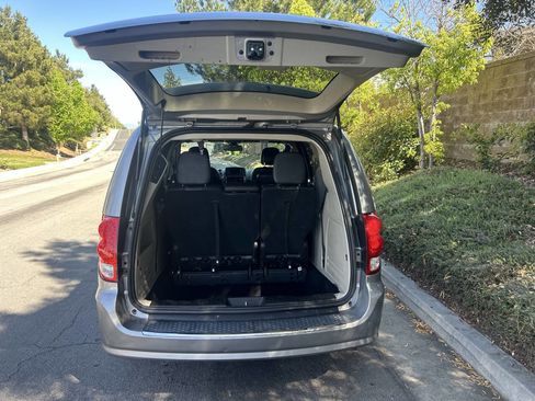 Used 2019 Dodge Grand Caravan SXT image 11