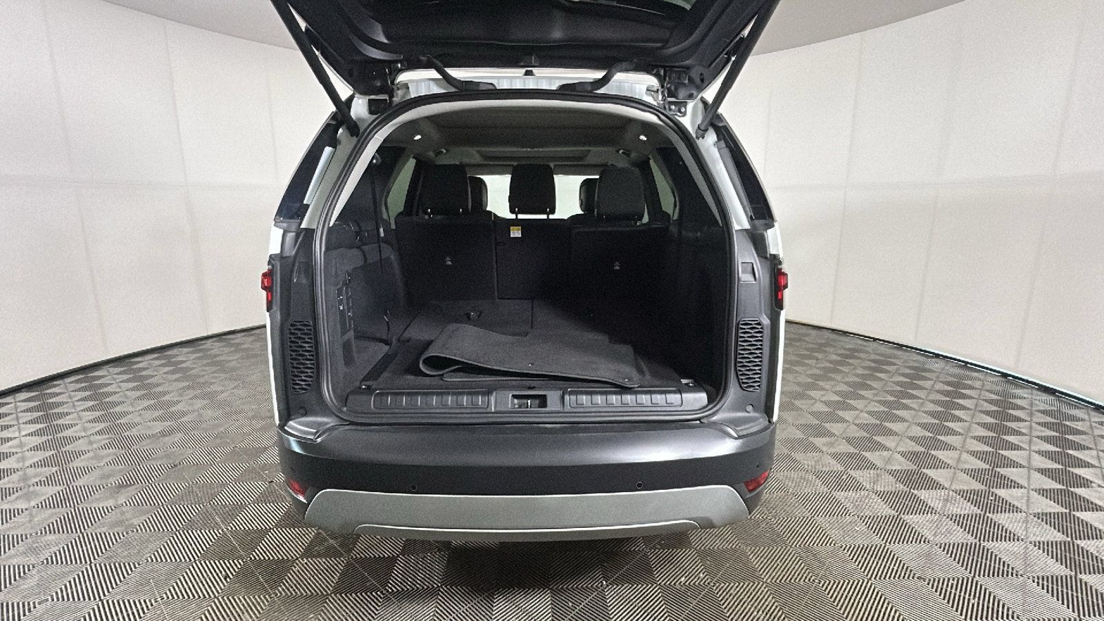 Used 2024 Land Rover Discovery S AWD/4WD image 30