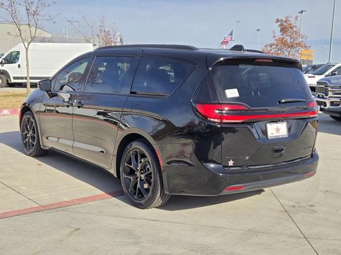 New 2026 Chrysler Pacifica Limited w/ S Appearance Package FWD image 2